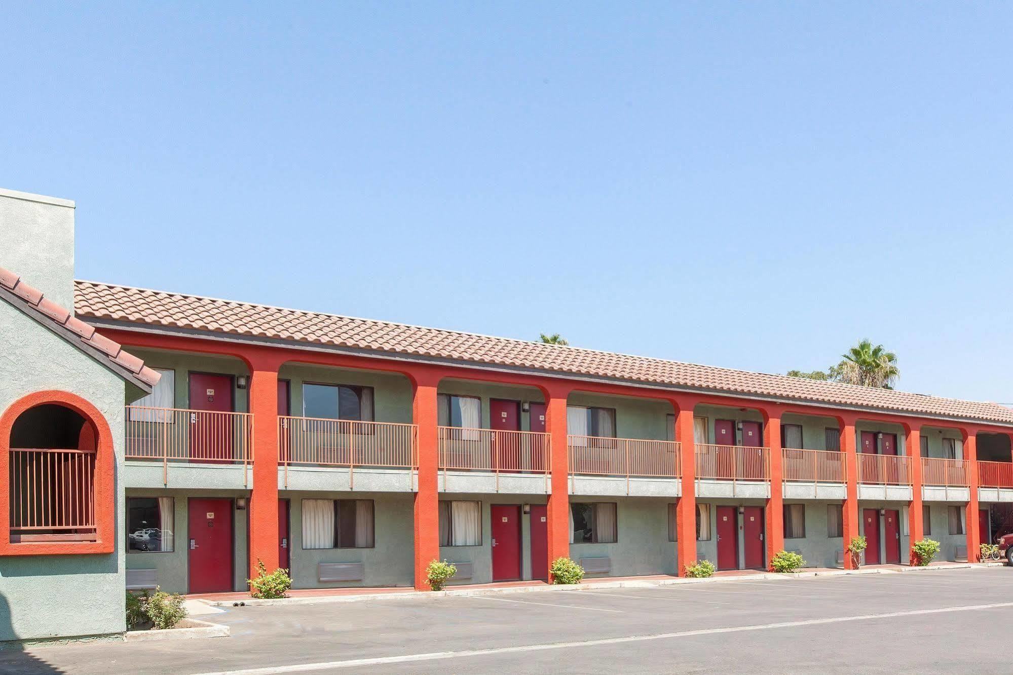 America'S Best Value Inn & Suites Bakersfield Central Exterior photo